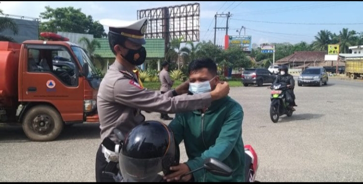 Personel Satlantas Polres Muaro Jambi Gencar Bagi Masker Ke Pengguna Jalan di Masa PPKM Mikro