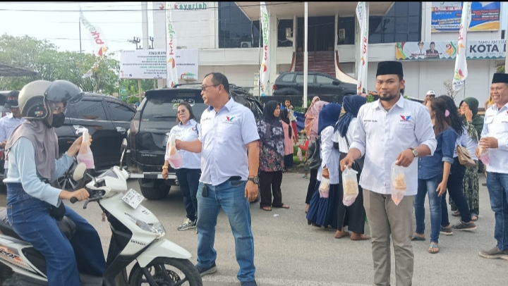 Berkah di Bulan Suci Ramadhan, Dewan Pimpinan Cabang (DPC) Dumai Kota bagikan Takjil kepada Pengguna Jalan