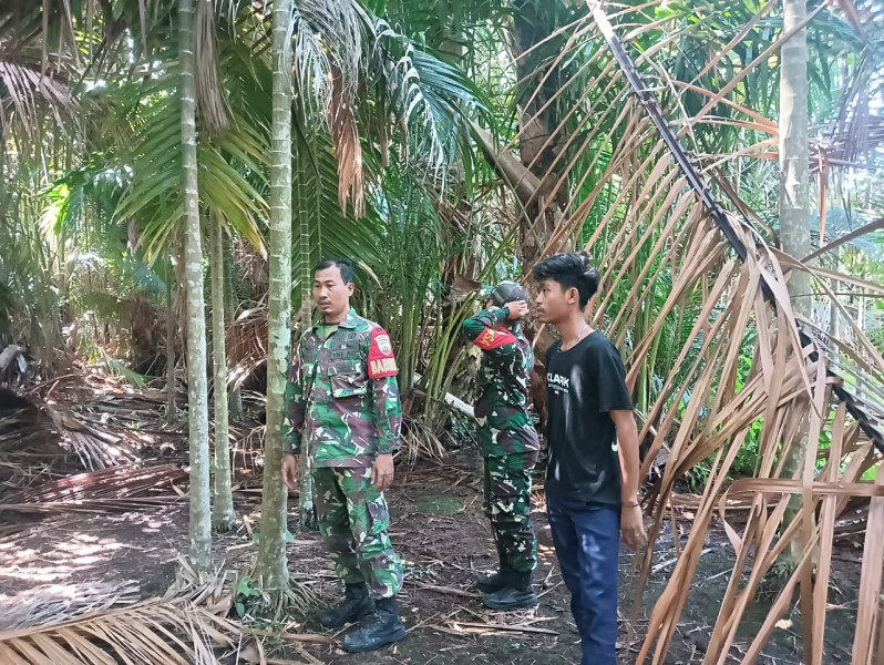 Babinsa Koramil 06 Merbau Rutin Gelar Komsos Untuk Peningkatan Kesadaran Karhutla di Tasik Putri Puyu