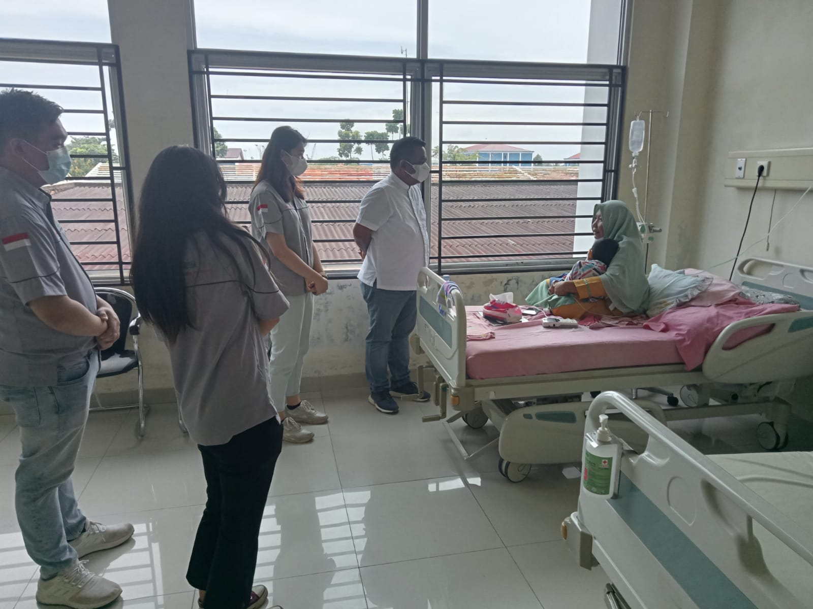 Ma'ruf Ketua DPD I Golkar Provinsi Kepri Bersama Wiraraja Foundation Menyambangi Fajrul Pasien Gizi Buruk