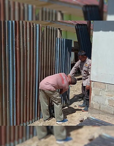 Gotong Royong Brimob dan Warga Bangun Rumah Swadaya Pascabanjir di Tolang Julu