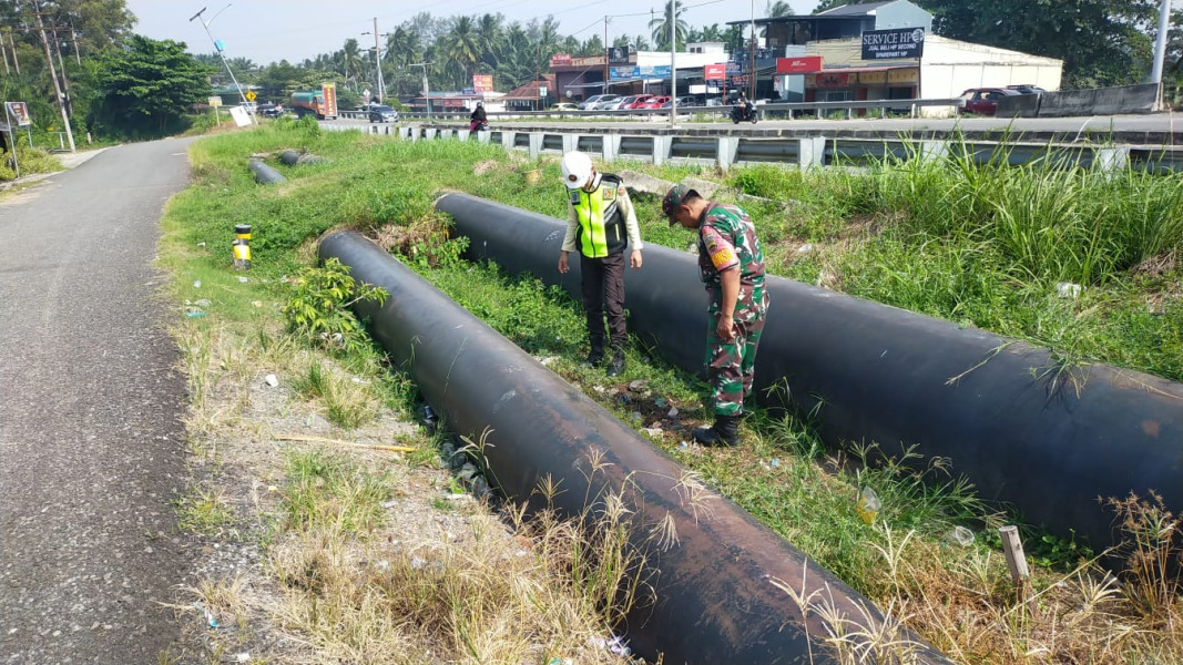 Babinsa Koramil 02/BK Sosialisasikan Pengecekan Pipa Minyak di Bagan Besar Timur