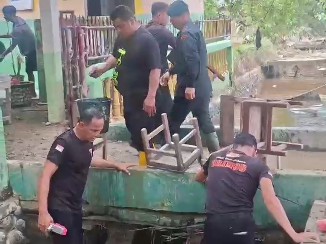 Di Tengah Lumpur Brimob Hadir Pulihkan Harapan Siswa SDN 3 Tanjung Pura Pasca Banjir