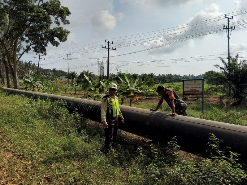 Patroli Gabungan Antara Babinsa dan Security Pertamina Cegah Ancaman di Jalur Pipa