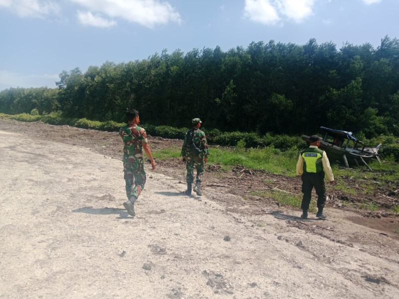 Babinsa Koptu Yulius Perkuat Deteksi Dini Karhutla di Wilayah Tasik Putri Puyu
