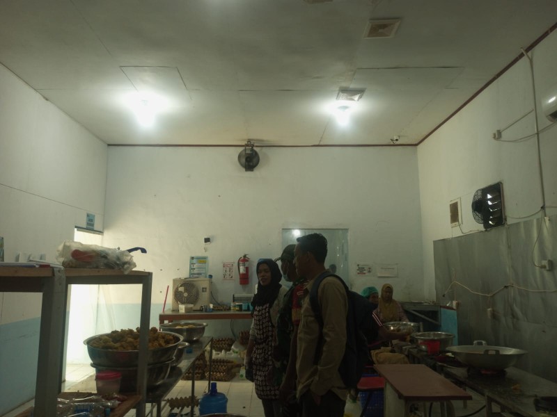 Babinsa Pantau Distribusi 3.023 Porsi Makan Sehat di Wilayah Binaannya