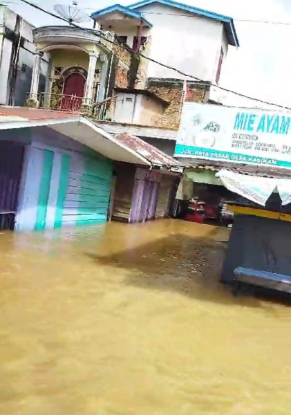 Pasar Desa Kasikan Kebanjiran, Pedagang : Kami Tidak Bisa Jualan, Barang Barang Dan Beras Basah Semua