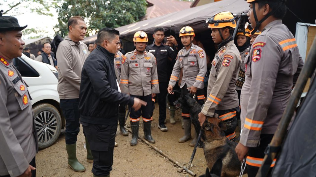 Kabaharkam Polri Mengunjungi Posko Bencana di Kabupaten Aceh Tamiang