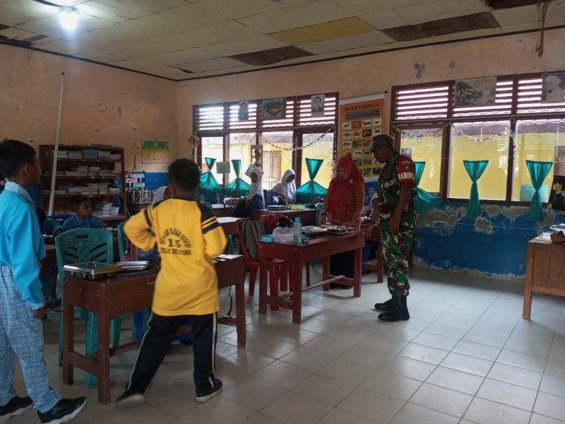 Babinsa Pantau Ketat Kualitas Menu Bergizi di Sekolah-Sekolah Merbau