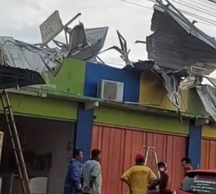 Hujan Deras Disertai Angin Puting Beliung Rusak Sejumlah Atap Rumah Dan Ruko di Jakenan Pati