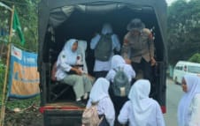 Brimob Sumut Antar Anak-Anak Desa Garoga Tetap Bersekolah di Tengah Dampak Bencana