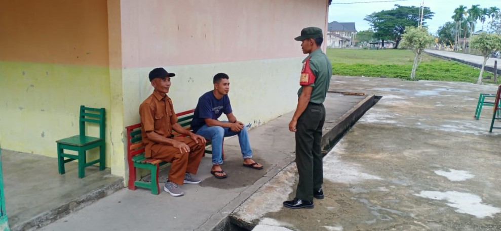 Melalui Komsos, Babinsa Koramil 06/Merbau Perkuat Karakter Warga