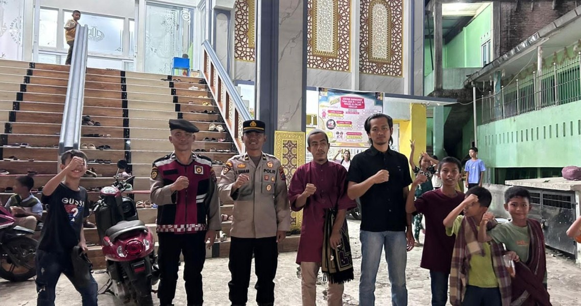 Jumat Berkah Di Bulan Ramadhan 1447 H Kapolres Di Dampingi Ketua Bhayangkari Cabang Pakpak Bharat Kunjungi Ponpes Serta Mesjid