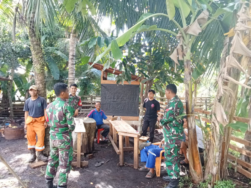 Gotong Royong dan Kebersihan, Pesan Babinsa dalam Komsos di Kampung Pancasila