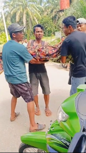 Viral Jenazah Digotong Dan Dibawa Dengan Sepeda Motor, Pihak Keluarga : Jangan Berkomentar Sebelum Mengetahui Fakta Yang Sebenarnya
