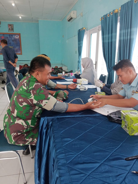 Sertu Sareh dan Lima Anggota Kodim 0320/Dumai Donor Darah di Bukit Nenas