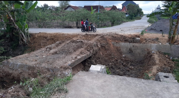 Tanpa Papan Informasi Proyek, Pembangunan Jembatan di Desa Wuwur Diduga Menggunakan