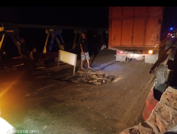 Macet Parah, Jembatan Desa Di Mengupeh Tebo Kembali Jebol