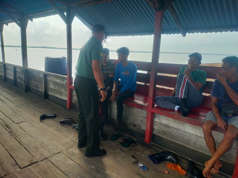 Melalui Komsos, Babinsa Koramil 06/Merbau Pererat Silaturahmi dengan Warga