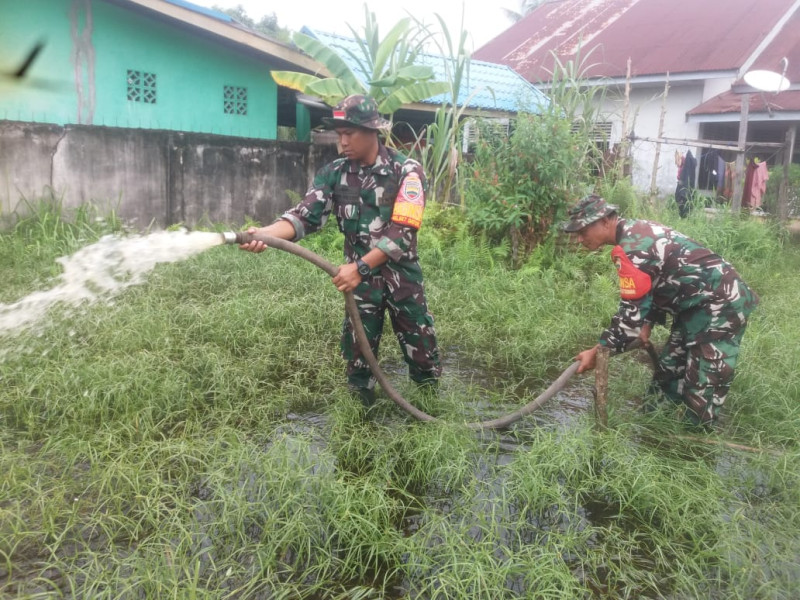 Personil Kodim 0320/Dumai Membantu Masyarakat Yang Terdampak Banjir dan Siap Untuk Keadaan Darurat