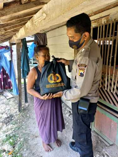 Bhabinkamtibmas Polsek Banjarejo Polres Blora Distribusikan Bansos Kabareskrim Polri