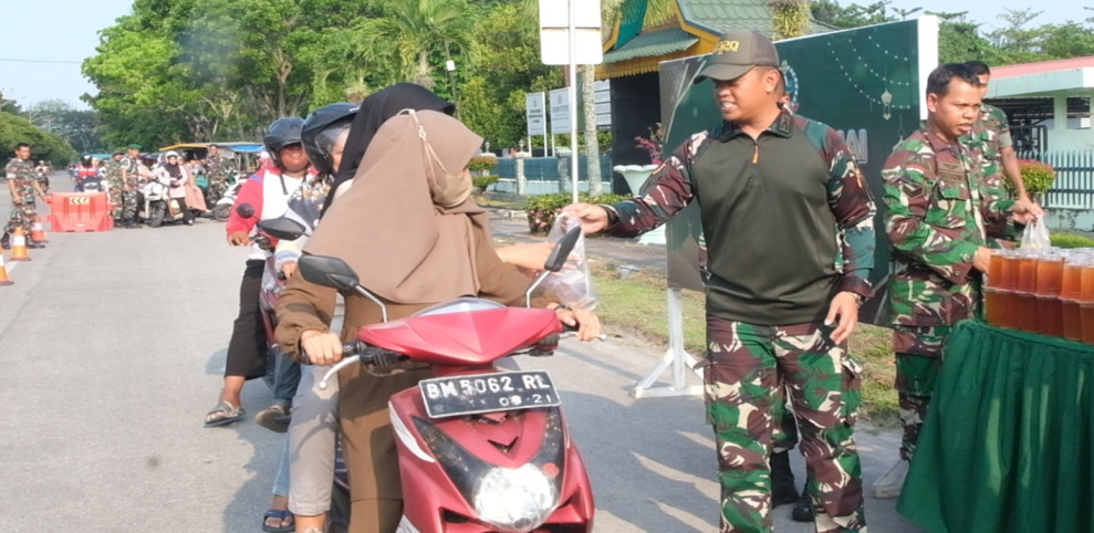 Dandim 0320/Dumai Bagikan Ratusan Paket Takjil kepada Pengendara Motor