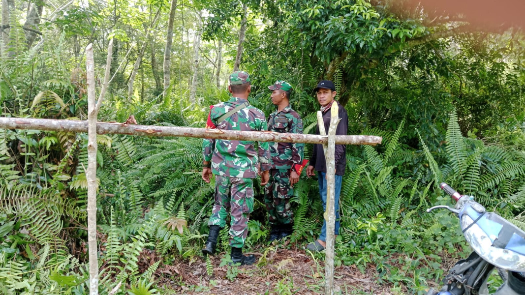 Sertu Muzainudin dan Praka Onki Melaksanakan Giat Cegah Karhutla Dengan Patroli Bersama Masyarakat