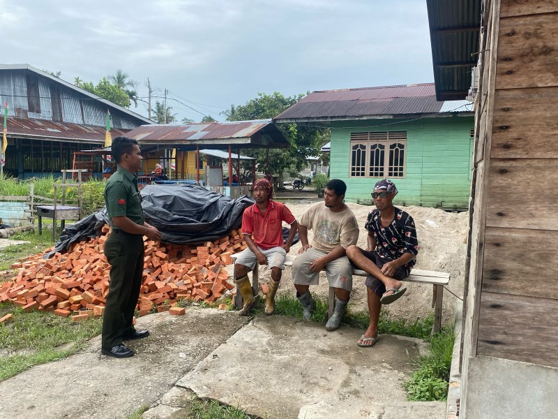 Lewat Komsos, Babinsa Harap Kampung Pancasila Semakin Kokoh dalam Persatuan