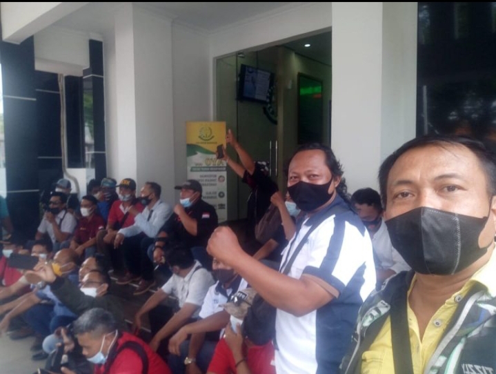 Dianggap Lecehkan Profesi, Kantor Kejaksaan Negeri Pati Digeruduk LSM Dan Wartawan 