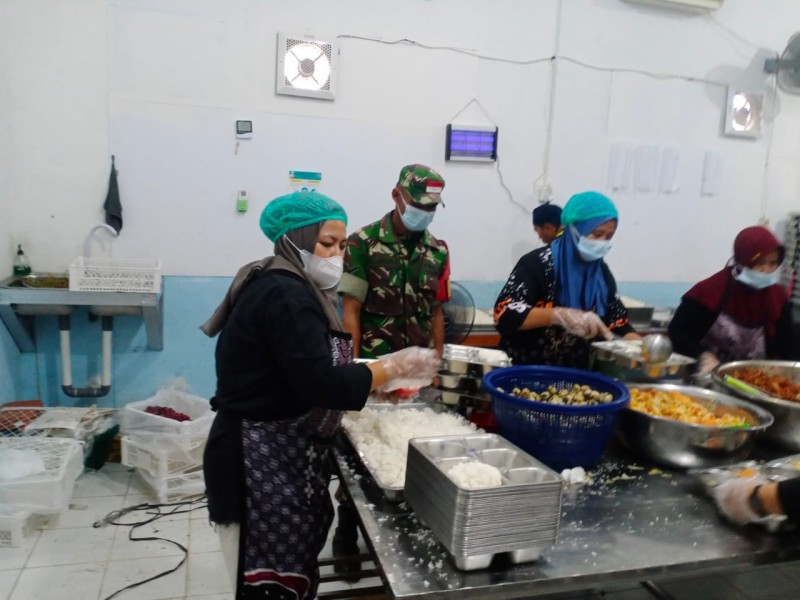 Dukungan Babinsa Perkuat Pelaksanaan Program Makan Sehat Bergizi di Merbau