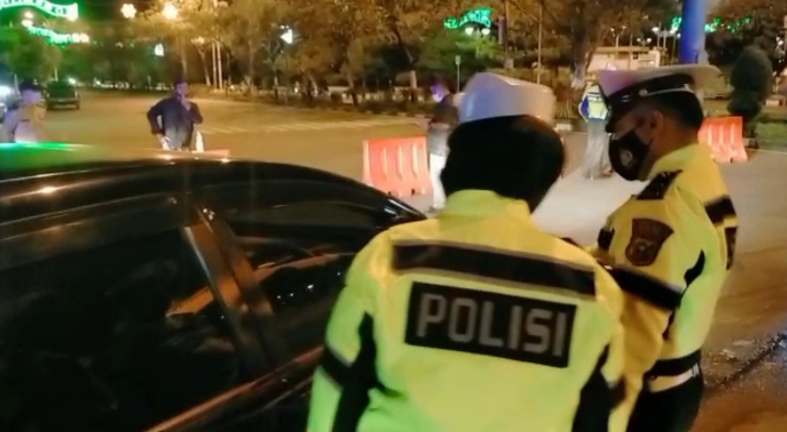Cegah Covid-19, Polres Rohul Bersama Tim Yustisi Giat Penyekatan PPKM Darurat Mikro Di Tugu Ratik Togak