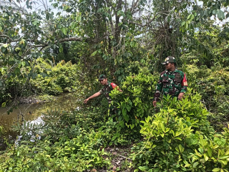 Babinsa dan Warga Desa Selat Akar Gencar Lakukan Patroli Karhutla