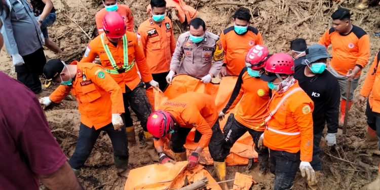 Dua Warga Hilang Akibat Tanah Longsor Berhasil Ditemukan Dalam Kondisi Meninggal Dunia