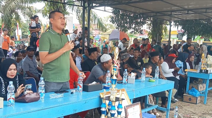 Semarak HUT RI ke 80, Kades Sontang Zulfahrianto Bagikan Makanan Gratis