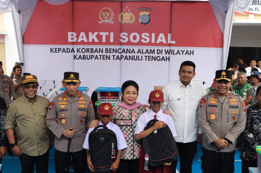 Kapolri dan Ketua Komisi IV DPR RI Salurkan 16 Truk Bantuan untuk Korban Bencana di Tapanuli Tengah