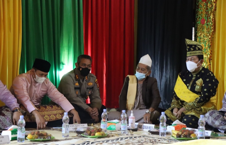 Bupati H Sukiman Didampingi Kapolres Giat Penabalan Gelar Adat Pada Brigjen TNI M Syech Ismed Sebagai Datuk Panglimo Ompu Alam Bosa
