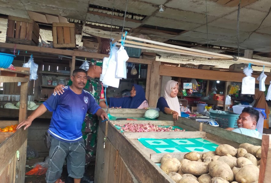 Pantau Harga Jelang Lebaran, Babinsa Koramil 06/Merbau Turun ke Pasar