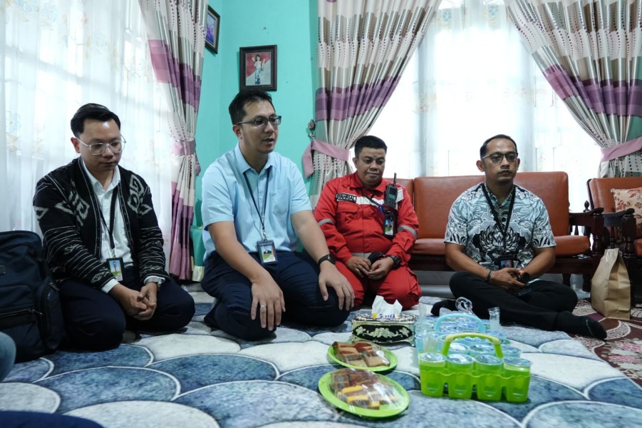Kilang Pertamina Dumai Serahkan Beasiswa Pendidikan 150 Juta untuk Keluarga Almarhum