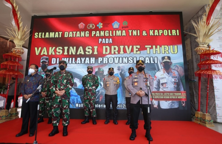 Panglima TNI dan Kapolri Tinjau Vaksinasi Drive Thru Di Bali 