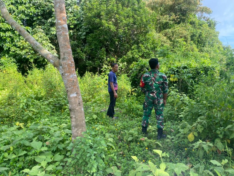 Cegah Kebakaran Hutan, Babinsa Cek Sumber Air di Wilayah Rawan Karhutla