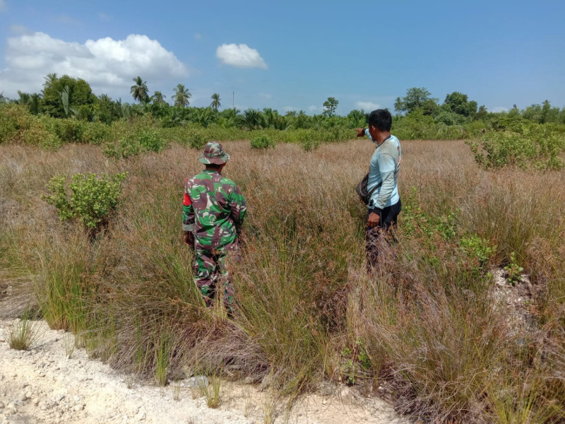 Sertu Jainal Arifin Patroli Rutin di Wilayah Binaannya
