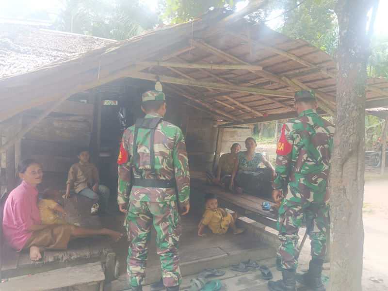 Babinsa Teluk Belitung Tingkatkan Keakraban dengan Warga Melalui Komsos