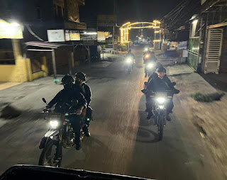 Patroli Dini Hari, Brimob Polda Sumut Antisipasi Guantibmas dan Sambangi Warga Secara Humanis di Medan