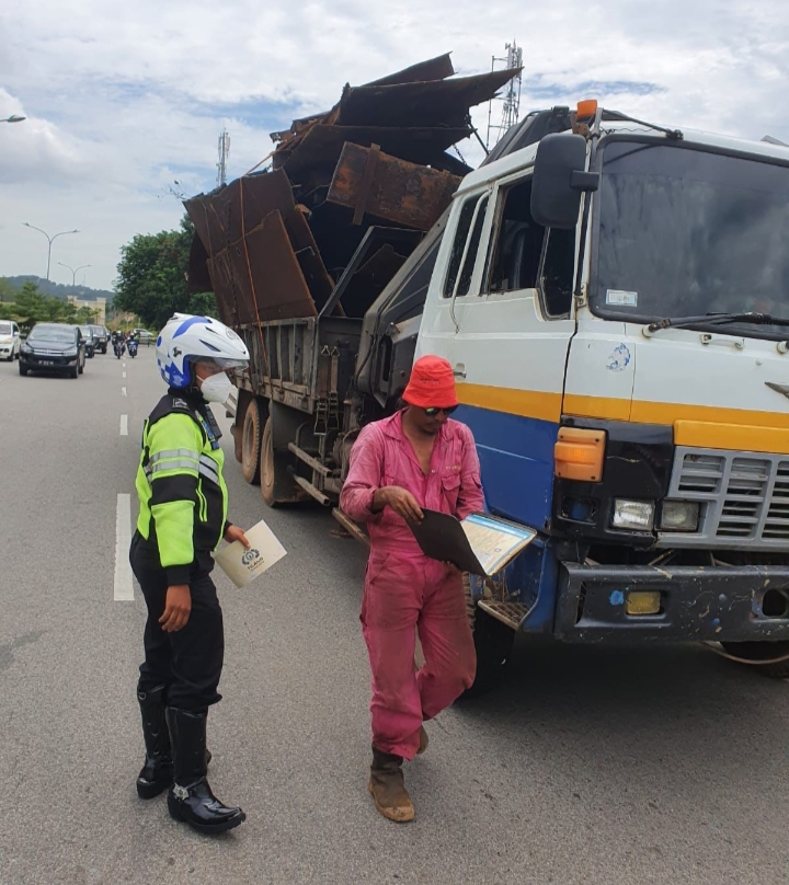Turjawali Satlantas Polresta Barelang Menindak Tegas Kendaraan Over Dimension Over Loading ( ODOL)
