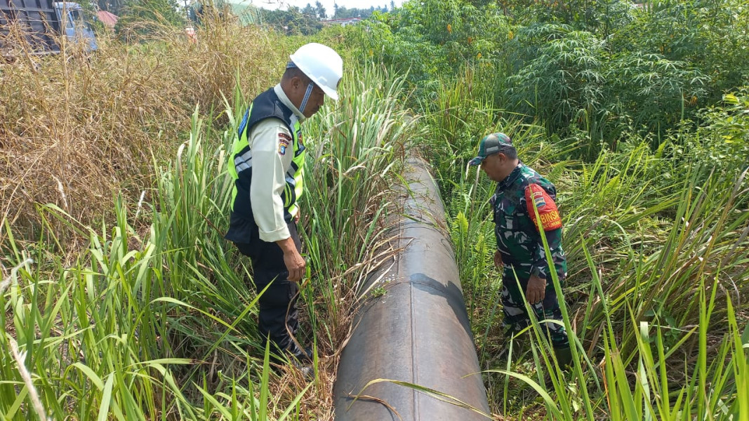 Babinsa Koramil 02/BK dan Security Pertamina Gelar Patroli Keamanan di Jalur Pipa PT Pertamina
