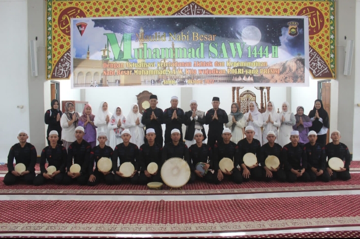 Dansat Brimob Polda Jambi Kombes Pol Nadi Chaidir S.I.K Pimpin Acara Peringatan Maulid Nabi Muhammad SAW