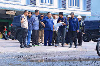Pj Walikota Pekanbaru Dampingi Pj Gubri Meninjau Beberapa Ruas Jalan Rusak Di Kota Pekanbaru