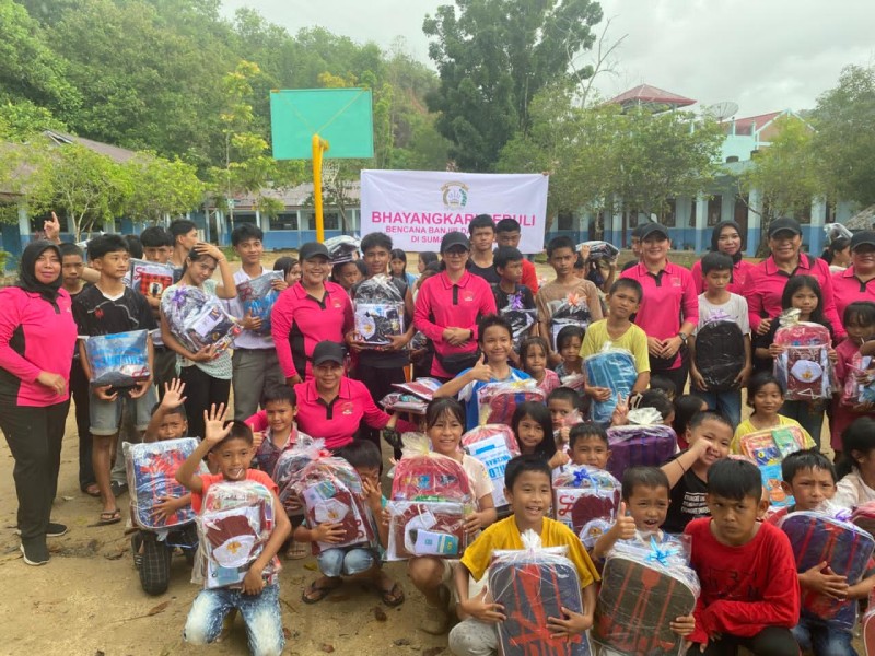 Polda Sumut Hadir Pulihkan Harapan Anak-anak Korban Banjir dan Longsor di Sibolga