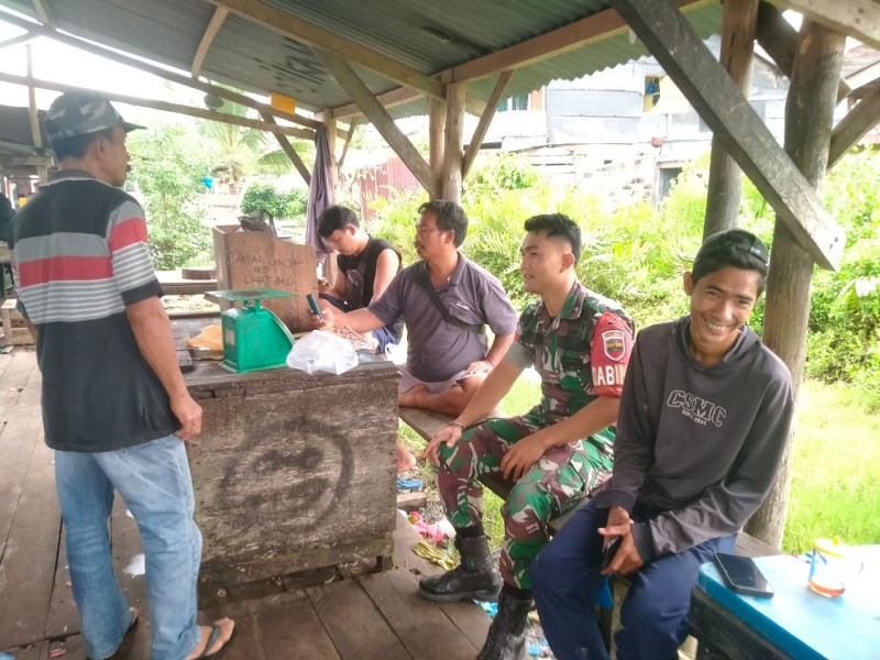 Melalui Komsos, Babinsa Tumbuhkan Semangat Pancasila di Teluk Belitung