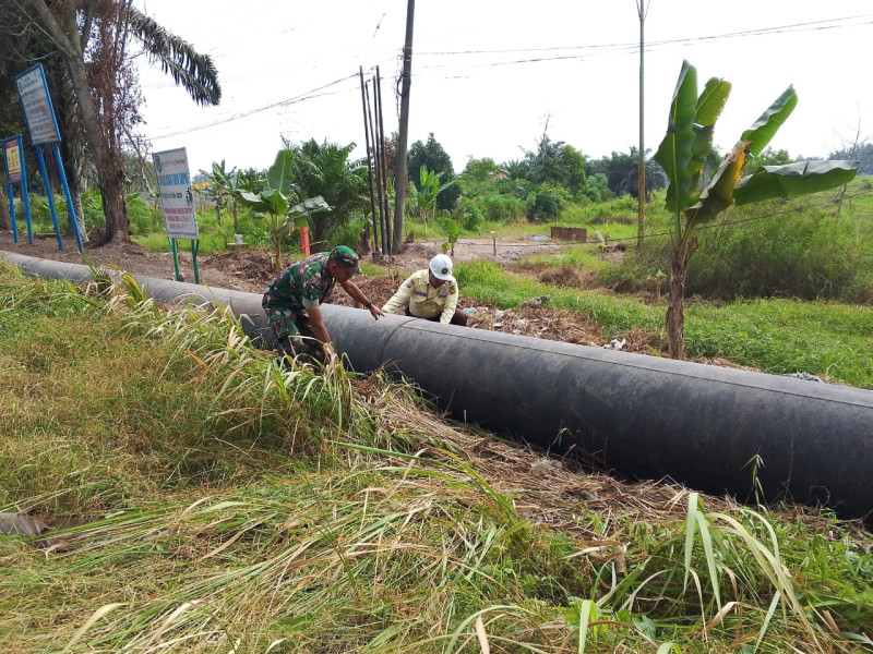 Babinsa Koramil 01/Dumai Pastikan Jalur Pipa Minyak PT Pertamina Aman